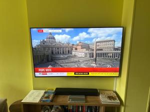 TV a/nebo společenská místnost v ubytování Riverside Retreat near Historic Westgate Towers