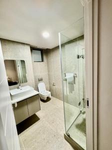 un bagno con doccia, WC e lavandino di Zimbali Boulevard Edge 203 a Ballito