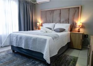 ファラボルワにあるViata Luxe Guesthouseの白いシーツと枕が付いた大きなベッドのある寝室 +91枚の写真