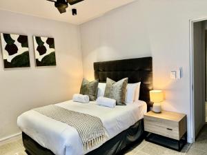 una camera da letto con un letto grande e un tavolo di Zimbali Boulevard Edge 203 a Ballito Altre 9 foto