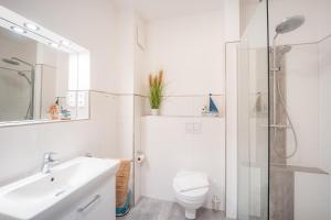 Et badeværelse på Apartment YoungFamily, Am Alten Deich 14 2 + 8 billeder