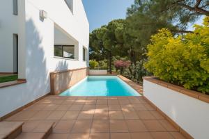 una piscina en el patio trasero de una casa en Casa Montalt, en Sant Vicenç de Montalt