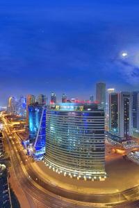 多哈White Square Curve Hotel & Suites的城市中一座大建筑