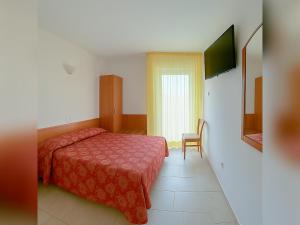 A bed or beds in a room at Hotel e Appartamenti La Solaria