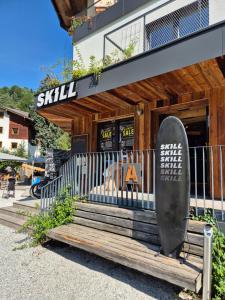 deskorolka leżąca na schodach na zewnątrz budynku w obiekcie SKILL Mountain Lodge - Ski und Bike Hostel im Sommer mit JOKER CARD w Saalbach Hinterglemm