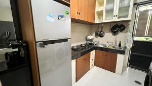 Elle comprend une petite cuisine équipée d'un réfrigérateur en acier inoxydable. dans l'établissement Moona Homestay Jogja, à Gondowulung