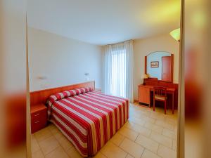 A bed or beds in a room at Hotel e Appartamenti La Solaria