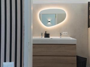 un baño con lavabo y espejo en Hof van Eese - De Velduil, en Eesveen 36 fotos más