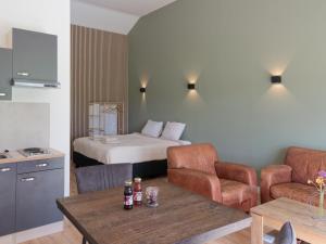 Una habitación de hotel con una cama, una mesa y sillas. en Hof van Eese - De Velduil, en Eesveen