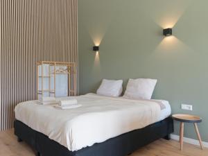 Un dormitorio con una cama grande con dos toallas encima. en Hof van Eese - De Velduil, en Eesveen