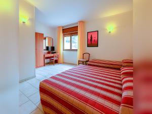 A bed or beds in a room at Hotel e Appartamenti La Solaria
