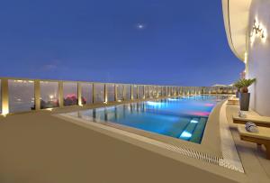 White Square Curve Hotel & Suites 내부 또는 인근 수영장
