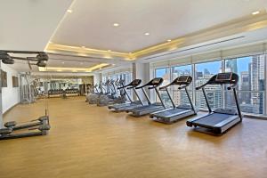 White Square Curve Hotel & Suites 피트니스 센터 또는 시설