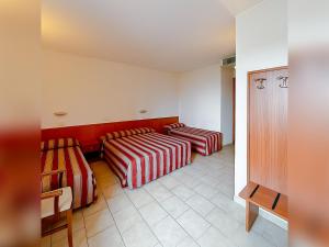 A bed or beds in a room at Hotel e Appartamenti La Solaria