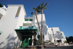 a hotel with a sign that reads hotel at Casa Linda in Costa Teguise +10 photos