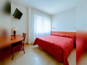 A bed or beds in a room at Hotel e Appartamenti La Solaria