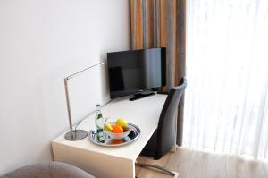 A television and/or entertainment centre at Altstadt Hotel Blomberg