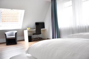 A bed or beds in a room at Altstadt Hotel Blomberg
