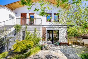 Κήπος έξω από το Old Town 2BR Spacious House with Private Garden and Free Parking