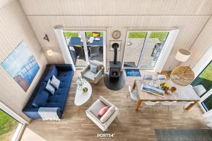 d'un salon dans une petite maison. dans l'établissement Ferienhaus Hygge Hus Olpenitz, à Olpenitz