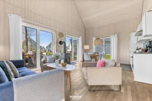 un salon avec un canapé et une table dans l'établissement Ferienhaus Hygge Hus Olpenitz, à Olpenitz