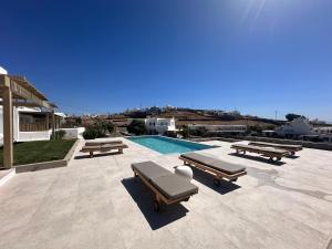 Bazén v ubytování Athera Suites Mykonos nebo v jeho okolí