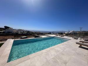 Bazén v ubytování Athera Suites Mykonos nebo v jeho okolí