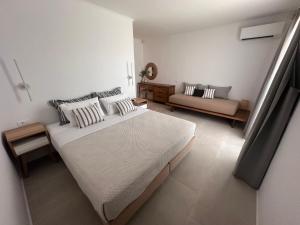 Postel nebo postele na pokoji v ubytování Athera Suites Mykonos