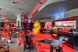 Restauracja lub miejsce do jedzenia w obiekcie Hotel Vibra District - Adults Only