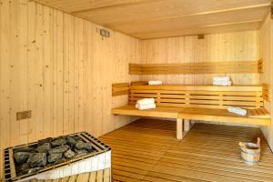 sauna z drewnianymi ścianami, ławką i wanną w obiekcie Hotel Vibra District - Adults Only w mieście San Antonio +37 zdjęć