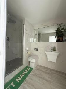 Un baño con ducha, inodoro y lavabo. en Welcome Guests City Centre Apartment, en Chester
