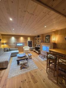 Appartement au rez de jardin d'une villa Mexicaine في بارسلونات: غرفة معيشة بها أريكة وطاولة