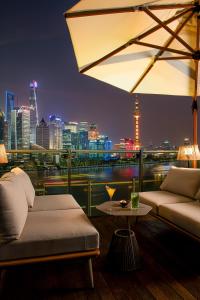 Χώρος καθιστικού στο Banyantree Shanghai On the Bund - Tales rooftop bar boasts a jaw-dropping panoramic vista