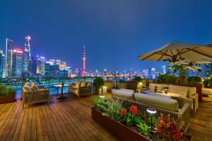 Χώρος καθιστικού στο Banyantree Shanghai On the Bund - Tales rooftop bar boasts a jaw-dropping panoramic vista
