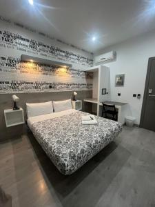 sypialnia z łóżkiem i ścianą z pisaniem w obiekcie Hostal Abril Madrid w Madrycie