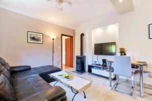 Televízia a/alebo spoločenská miestnosť v ubytovaní Apartments Ady