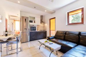 Kuchyňa alebo kuchynka v ubytovaní Apartments Ady