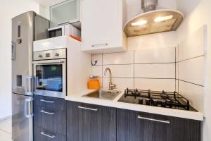 Kuchyňa alebo kuchynka v ubytovaní Apartments Ady