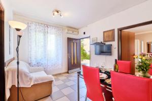 Televízia a/alebo spoločenská miestnosť v ubytovaní Apartments Ady