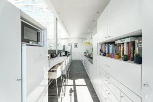 a library with a row of tables and chairs at Appartement d'architecte de 260m² avec grand balcon à Marseille in Marseille