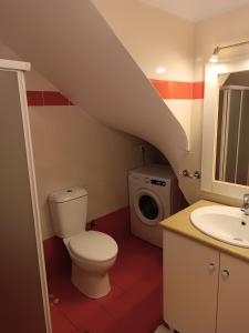 łazienka z toaletą i umywalką w obiekcie Romeo apartment w Lixoúrion +33 zdjęcia