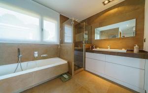 Et badeværelse på Club Villamar - Vuitton + 38 billeder