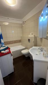 Kúpeľňa v ubytovaní Timi wellness Apartman Siófok + 11 fotografií