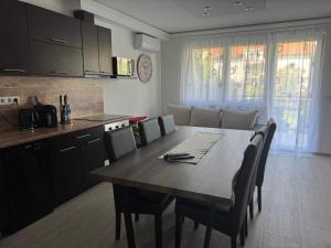 Kuchyňa alebo kuchynka v ubytovaní Timi wellness Apartman Siófok