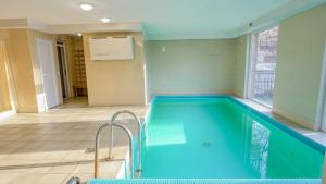 Bazén v ubytovaní Timi wellness Apartman Siófok alebo v jeho blízkosti