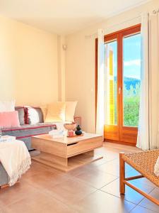 Ένα ή περισσότερα κρεβάτια σε δωμάτιο στο Epidavros View Villas