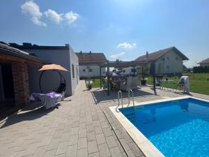a backyard with a swimming pool and a house at Ferienhaus Rovine in Ivišovo Greblje
