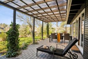 un patio avec une table et un vélo dessus dans l'établissement Cozy Nature Getaway Just Minutes From Ebeltoft And Top Attractions, à Ebeltoft 11 autres photos