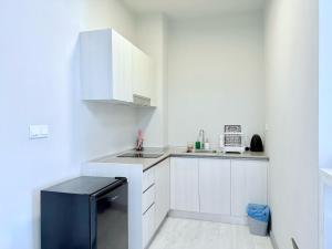 Η κουζίνα ή μικρή κουζίνα στο Comfy Condo 5pax condo, Heart of City