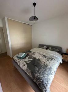 Ένα ή περισσότερα κρεβάτια σε δωμάτιο στο Appartement chaleureux, au calme, proche océan
